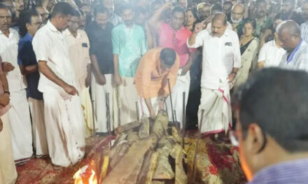 ഇന്നത്തെ പ്രഭാതം അച്ഛന്‍ ഒപ്പമില്ലെന്ന തിരിച്ചറിവിന്റേതു കൂടിയാണെന്ന് വി.എസിന്റെ മകന്‍ വി.എ അരുണ്‍കുമാറിന്റെ വികാര നിര്‍ഭരമായ ഫേസ്ബുക്ക് പോസ്റ്റ്, എല്ലാവരോടും നന്ദിയുണ്ട്. ആശുപത്രിയിലെ ഡോക്ടര്‍മാരോട്, സമാശ്വസിപ്പിച്ചവരോട്, അച്ഛനെ നെഞ്ചേറ്റിയ ജനസഹസ്രങ്ങളോട്, പാര്‍ട്ടിയോട്….