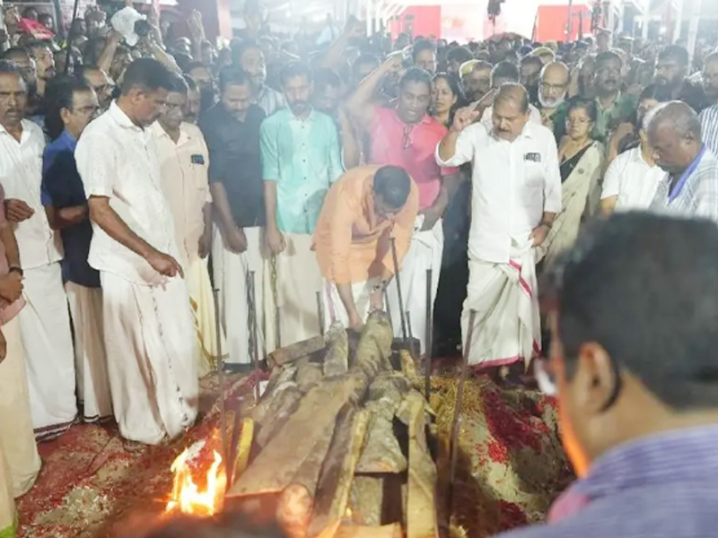 ഇന്നത്തെ പ്രഭാതം അച്ഛന്‍ ഒപ്പമില്ലെന്ന തിരിച്ചറിവിന്റേതു കൂടിയാണെന്ന് വി.എസിന്റെ മകന്‍ വി.എ അരുണ്‍കുമാറിന്റെ വികാര നിര്‍ഭരമായ ഫേസ്ബുക്ക് പോസ്റ്റ്, എല്ലാവരോടും നന്ദിയുണ്ട്. ആശുപത്രിയിലെ ഡോക്ടര്‍മാരോട്, സമാശ്വസിപ്പിച്ചവരോട്, അച്ഛനെ നെഞ്ചേറ്റിയ ജനസഹസ്രങ്ങളോട്, പാര്‍ട്ടിയോട്….