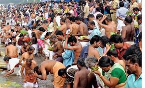 പിതൃനമസ്‌കാരവും പൂജകളുമായി ഇന്നു കര്‍ക്കിടക വാവ്