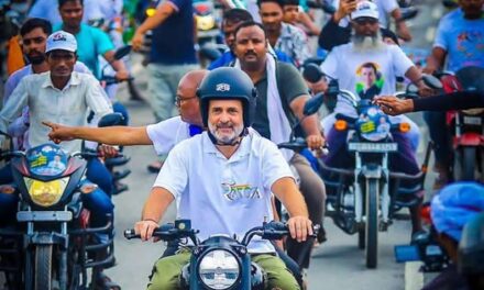 രാഹുല്‍ഗാന്ധിയുടെ ചിത്രവുമായി രാഹുലിന്റെ പോസ്റ്റ്. മുകേഷ് സരിത വിവാദം ഉയര്‍ത്തി രാഹുലിനെ അനുകൂലിച്ചും ആക്രമിച്ചും കമന്റുകള്‍