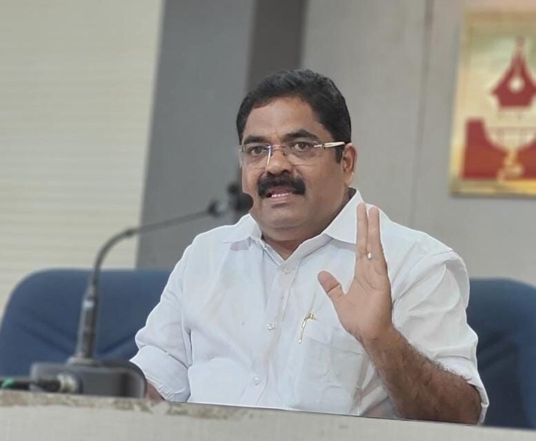 വാട്സ്ആപ്പ് ചാറ്റിലൂടെ ലോഡ്ജിൽ എത്തിച്ചു കുടുക്കാനുള്ള ശ്രമം പൊളിച്ചു സജി മഞ്ഞക്കടമ്പിൽ