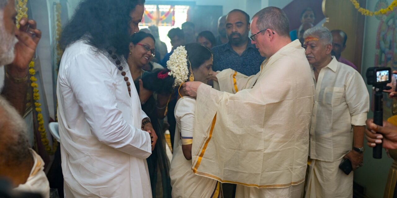 ബ്രട്ടീഷ് പൗരന് ഗുരുവായൂരിൽ അഗ്നിസാക്ഷിയായി പരിണയം