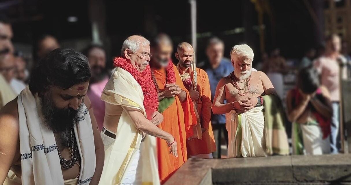 വിനായക ചതുർഥി തലേന്ന് ക്ഷേത്രത്തിൽ നാളികേരമുടച്ച് തൊഴുത് ഗവർണർ