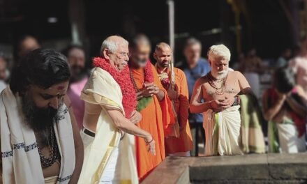 വിനായക ചതുർഥി തലേന്ന് ക്ഷേത്രത്തിൽ നാളികേരമുടച്ച് തൊഴുത് ഗവർണർ