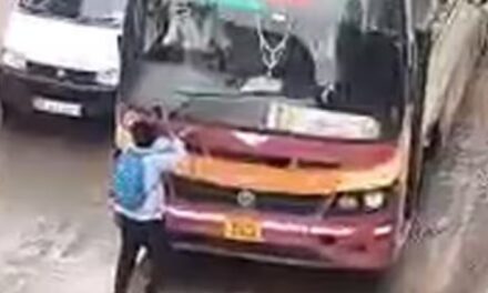 ചെളിവെള്ളം ദേഹത്തേക്ക്  തെറിപ്പിച്ചത് ചോദ്യം ചെയ്തു വിദ്യാർത്ഥി : പ്രതിഷേധത്തിനിടെ കെഎസ്ആർടിസി ബസ് മുന്നോട്ടെടുത്തു