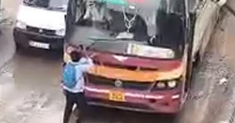 ചെളിവെള്ളം ദേഹത്തേക്ക്  തെറിപ്പിച്ചത് ചോദ്യം ചെയ്തു വിദ്യാർത്ഥി : പ്രതിഷേധത്തിനിടെ കെഎസ്ആർടിസി ബസ് മുന്നോട്ടെടുത്തു