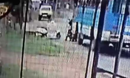 കോട്ടയത്ത് സ്വകാര്യ ബസിന്റെ മരണപ്പാച്ചില്‍ : റോഡരികിൽ പാർക്ക് ചെയ്ത ബൈക്കിൽ ഇരുന്ന യാത്രക്കാരെ  സ്വകാര്യ ബസ്സ് ഇടിച്ചു വീഴ്ത്തി.