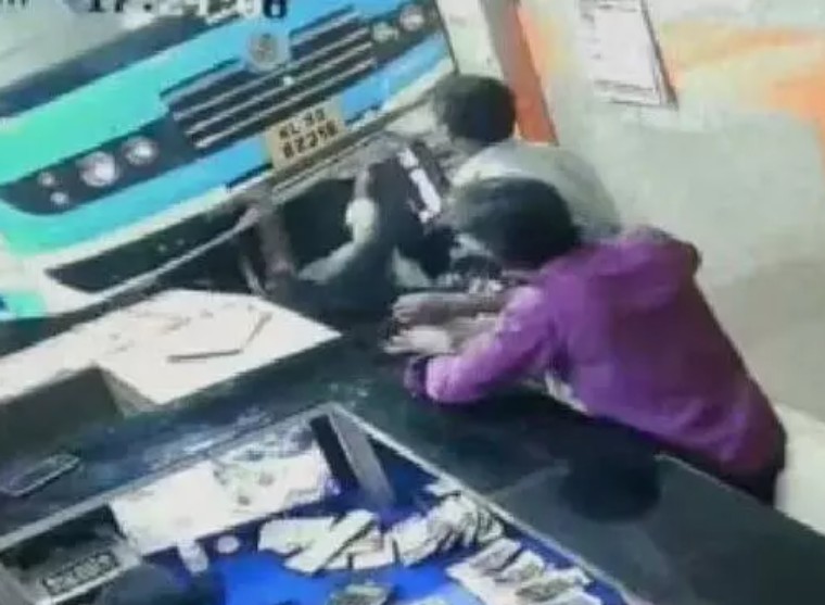 കട്ടപ്പനയിൽ നിയന്ത്രണം തെറ്റിയെത്തിയ സ്വകാര്യബസ് ടെർമിനലിലേക്ക് ഇടിച്ചുകയറി, ജീവനും കൊണ്ടോടി നാട്ടുകാർ :  മൂന്നുപേർക്ക് പരിക്ക്