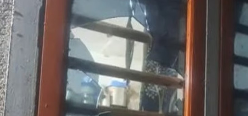 പ്രണയം നിരസിച്ചു; പാലക്കാട് പെണ്‍കുട്ടിയുടെ വീടിന് നേരെ പെട്രോള്‍ ബോംബ് എറിഞ്ഞു, രണ്ട് പേർ പിടിയില്‍