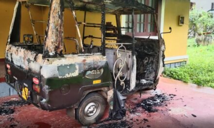 കോട്ടയത്ത് വീടിന്റെ മുറ്റത്ത് പാർക്ക് ചെയ്തിരുന്ന ഓട്ടോറിക്ഷ കത്തി നശിച്ച നിലയിൽ