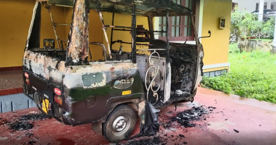 കോട്ടയത്ത് വീടിന്റെ മുറ്റത്ത് പാർക്ക് ചെയ്തിരുന്ന ഓട്ടോറിക്ഷ കത്തി നശിച്ച നിലയിൽ