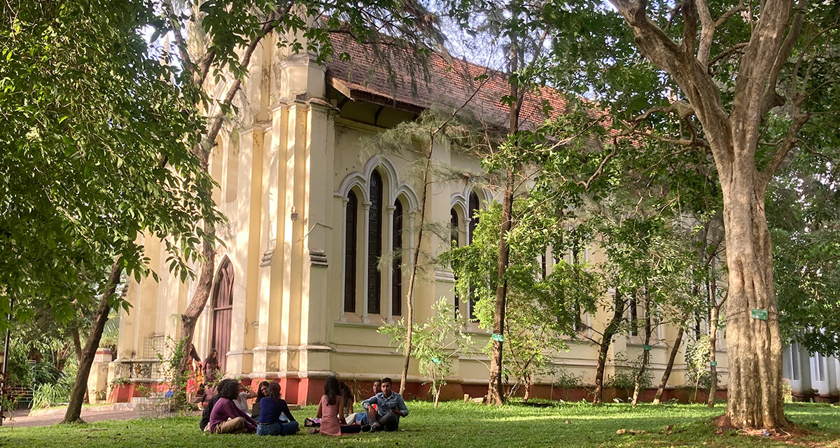 സിഎംഎസ് കോളജില്‍ രാവേറും വരെ അടിപിടി, കലാലയ തെരഞ്ഞെടുപ്പില്‍ കയ്യാങ്കളി കല്ലേറ്