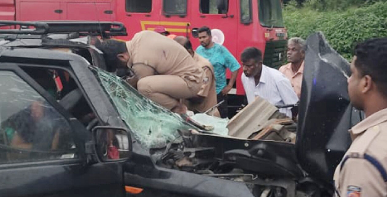 വാളയാറില്‍ നിര്‍ത്തിയിട്ട ടാങ്കര്‍ ലോറിക്ക് പിന്നില്‍ കാറിടിച്ച് രണ്ടു മരണം, നാലു വയസുകാരിക്ക് ഗുരുതരപരിക്ക്