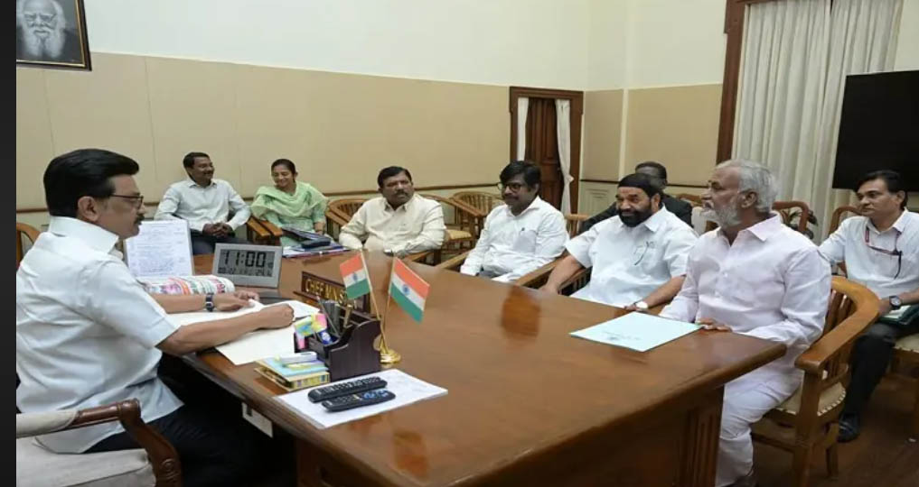 അയ്യപ്പ സംഗമത്തില്‍ നിന്ന് തമിഴ്‌നാട് മുഖ്യമന്ത്രി പിന്മാറുന്നതായി റിപ്പോര്‍ട്ട്. അയ്യപ്പഭക്തര്‍ക്കെതിരായ കേസ് പിന്‍വലിക്കൂ എന്ന് ബിജെപി