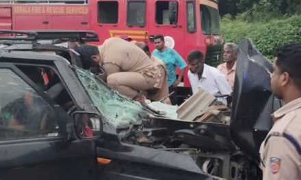 വാളയാറില്‍ നിര്‍ത്തിയിട്ട ടാങ്കര്‍ ലോറിക്ക് പിന്നില്‍ കാറിടിച്ച് രണ്ടു മരണം, നാലു വയസുകാരിക്ക് ഗുരുതരപരിക്ക്