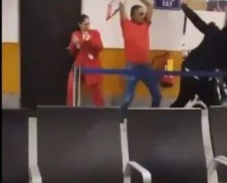 വിമാനജീവനക്കാരെ ആക്രമിച്ച് കരസേന കേണലിന്റെ  പ്രകടനം. കേസ്.