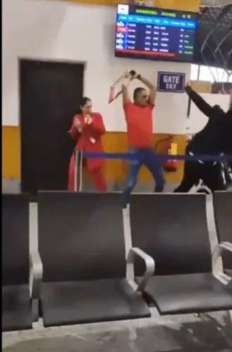 വിമാനജീവനക്കാരെ ആക്രമിച്ച് കരസേന കേണലിന്റെ  പ്രകടനം. കേസ്.