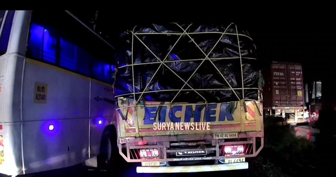 ദേശീയ പാതക്കുരുക്ക് ആഞ്ഞടിച്ച് കോടതി, 12 മണിക്കൂര്‍ കുരുക്കിന് എന്തിന് ടോള്‍ നല്‍കണമെന്നും