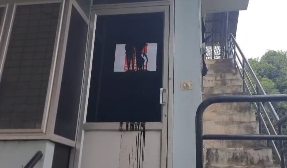 റിപ്പോര്‍ട്ടര്‍ ടിവി തൃശൂര്‍ ഓഫീസിലേക്ക് കരി ഓയില്‍ ഒഴിച്ചു