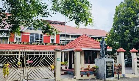 സ്വകാര്യ സ്വാശ്രയ കോളേജ് അധൃാപകരുടെ പരീക്ഷാ മൂലൃനിര്‍ണ്ണയത്തില്‍ അപാകതയെന്ന് ആരോപണം : നിയമ വിദ്യാര്‍ത്ഥികളുടെ കൂട്ടത്തോല്‍വിയില്‍ എംജി സര്‍വകലാശാലക്ക് മുമ്പില്‍ പരാതിയുമായി എറണാകുളം ലോ കോളേജ് വിദ്യാര്‍ത്ഥികള്‍