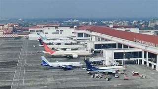 കേന്ദ്രമന്ത്രി അമിത്ഷായുടെ സന്ദര്‍ശനത്തില്‍ വിമാനത്താവളഡ്യൂട്ടിയിലുണ്ടായിരുന്ന പോലീസുകാരന്‍ അടിച്ചു പൂസായ നിലയില്‍.