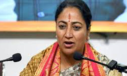 ജനസമ്പര്‍ക്ക പരിപാടിയില്‍ പങ്കെടുക്കവേ ഡല്‍ഹി മുഖ്യമന്ത്രിയുടെ മുഖത്ത് അടിച്ചു, അക്രമി പിടിയില്‍