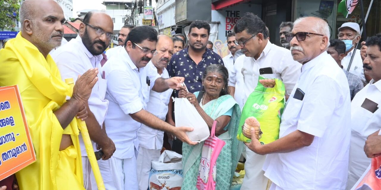 വിലക്കയറ്റം : നെൽവില ലഭിക്കാത്ത കർഷകർക്ക് ‘തെരുവിൽ അരിവിതരണം ചെയ്തു സജി മഞ്ഞക്കടമ്പിൽ