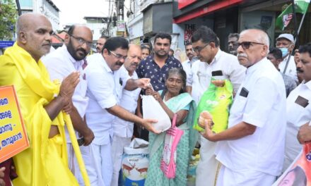 വിലക്കയറ്റം : നെൽവില ലഭിക്കാത്ത കർഷകർക്ക് ‘തെരുവിൽ അരിവിതരണം ചെയ്തു സജി മഞ്ഞക്കടമ്പിൽ