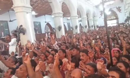 പ്രാർത്ഥനാ ശുശ്രുഷകൾക്കിടയിൽ മണർകാട് സെന്റ് മേരീസ് പള്ളിയിൽ എട്ടുനോമ്പാചരണത്തിന്റെ ഭാഗമായി ചരിത്ര പ്രസിദ്ധമായ നട തുറന്നു