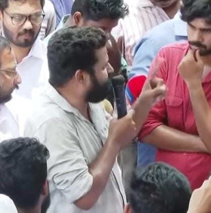 കാക്കിയൂരി പുറത്തിറങ്ങിയാൽ തീർക്കും’ വടക്കാഞ്ചേരി സിഐക്കെതിരെ കൊലവിളി പ്രസംഗവുമായി കെഎസ്‌യു