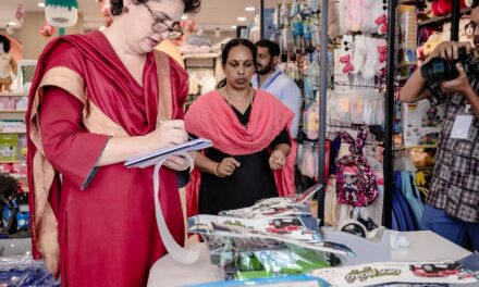 അങ്കണവാടിയിലെ കുട്ടികൾക്ക് കളിപ്പാട്ടം വാങ്ങാൻ നേരിട്ടെത്തി പ്രിയങ്ക ഗാന്ധി എം. പി.