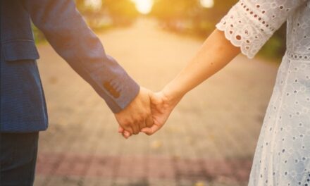 ഞങ്ങൾ ഒന്നിച്ചു ജീവിക്കാന്‍ ആഗ്രഹിച്ചാണ് ഒളിച്ചോടിയത് ; 17 കാരനുമായി യുവതി നാടുവിട്ടു, വാട്സാപ് സന്ദേശം പിന്തുടർന്ന് പൊലീസ്; 27കാരി അറസ്റ്റിൽ