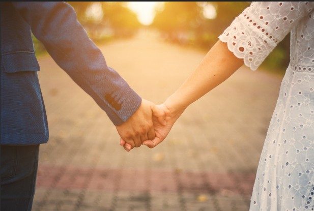 ഞങ്ങൾ ഒന്നിച്ചു ജീവിക്കാന്‍ ആഗ്രഹിച്ചാണ് ഒളിച്ചോടിയത് ; 17 കാരനുമായി യുവതി നാടുവിട്ടു, വാട്സാപ് സന്ദേശം പിന്തുടർന്ന് പൊലീസ്; 27കാരി അറസ്റ്റിൽ