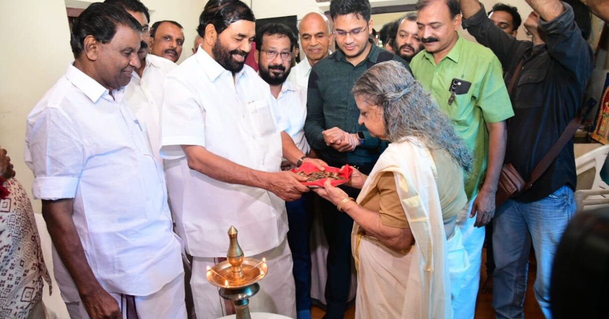 തിരുവോണത്തിന്റെ ചരിത്രപെരുമയായ ഉത്രാടക്കിഴി മന്ത്രി വി.എൻ. വാസവൻ വയസ്കര രാജ് ഭവൻ കോവിലകത്ത് എൻ.കെ സൗമ്യവതി തമ്പുരാട്ടിക്ക് കൈമാറി