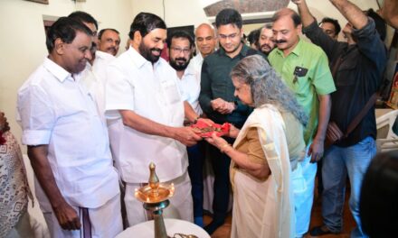 തിരുവോണത്തിന്റെ ചരിത്രപെരുമയായ ഉത്രാടക്കിഴി മന്ത്രി വി.എൻ. വാസവൻ വയസ്കര രാജ് ഭവൻ കോവിലകത്ത് എൻ.കെ സൗമ്യവതി തമ്പുരാട്ടിക്ക് കൈമാറി