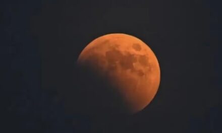 സെപ്റ്റംബ‌ർ ഏഴിന്  പൂര്‍ണ ചന്ദ്രഗ്രഹണം ;  ഇന്ത്യൻ സമയം രാത്രി 8.58 ന് ഭൂമിയുടെ നിഴൽ ചന്ദ്രനുമേൽ വീണ് തുടങ്ങും : നഗ്‌ന നേത്രങ്ങള്‍കൊണ്ട് കാണാം