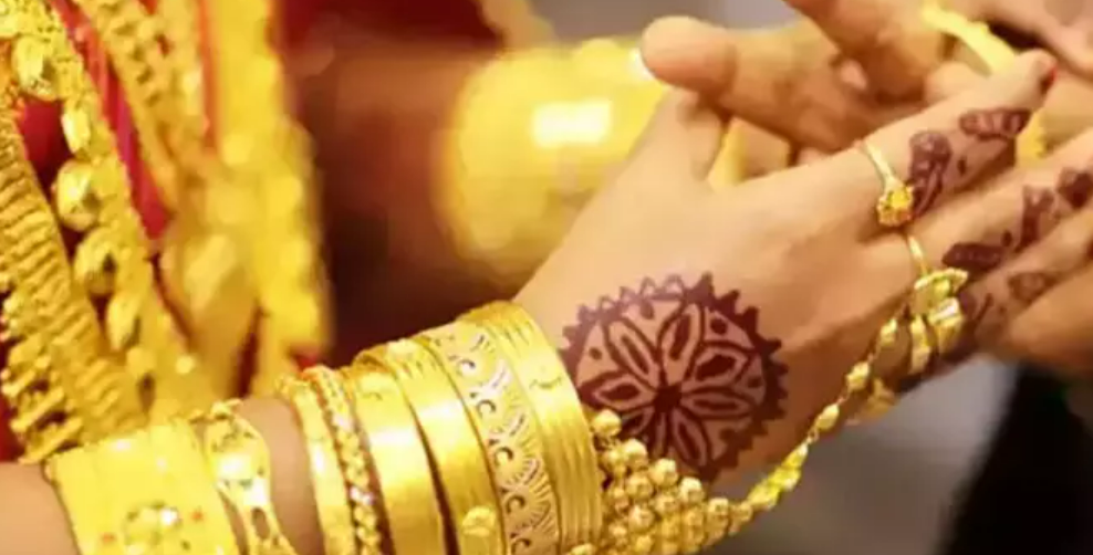 80,000 ത്തിലേക്കുള്ള പോക്കാണോ? രാവിലെ കുറഞ്ഞ സ്വർണ വിലയില്‍ ഉച്ചയോടെ വീണ്ടും റെക്കോർഡ് കുതിപ്പ് ; സ്വര്‍ണ വില ഗ്രാമിന് പതിനായിരത്തിനരികെ