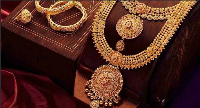 പിടിവിട്ട് പൊന്ന്! ഗ്രാമിന് 10000 കടന്നു, പവന് 80880 രൂപയായി : ഒരൊറ്റ ദിവസത്തെ വര്‍ധന 1,000 രൂപ