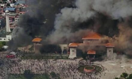 നേപ്പാളി‍ൽ പ്രക്ഷോഭം കടുത്തു: പാര്‍‌ലമെന്‍റ് മന്ദിരത്തിന് തീയിട്ട് പ്രക്ഷോഭകാരികള്‍ ; പ്രധാനമന്ത്രി രാജിവച്ചു