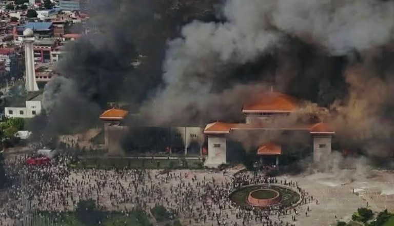 നേപ്പാളി‍ൽ പ്രക്ഷോഭം കടുത്തു: പാര്‍‌ലമെന്‍റ് മന്ദിരത്തിന് തീയിട്ട് പ്രക്ഷോഭകാരികള്‍ ; പ്രധാനമന്ത്രി രാജിവച്ചു