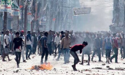 നേപ്പാള്‍ മുന്‍ പ്രധാനമന്ത്രിയുടെ ഭാര്യ പൊള്ളലേറ്റ് മരിച്ചു;  വീടാക്രമിച്ച് വിദേശകാര്യ മന്ത്രിയെ കയ്യേറ്റം ചെയ്തു