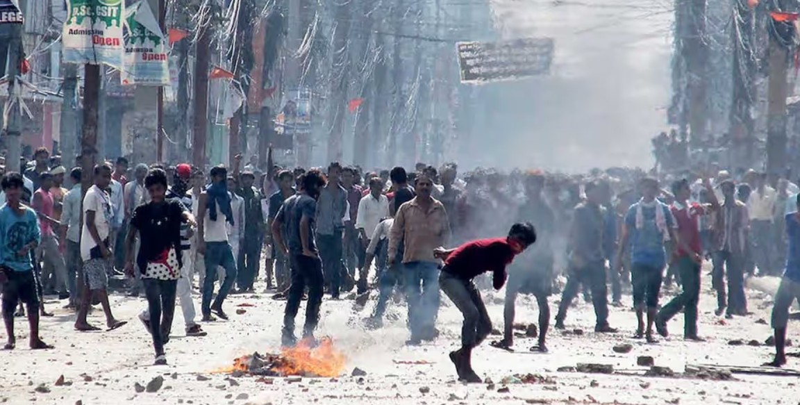 നേപ്പാള്‍ മുന്‍ പ്രധാനമന്ത്രിയുടെ ഭാര്യ പൊള്ളലേറ്റ് മരിച്ചു;  വീടാക്രമിച്ച് വിദേശകാര്യ മന്ത്രിയെ കയ്യേറ്റം ചെയ്തു