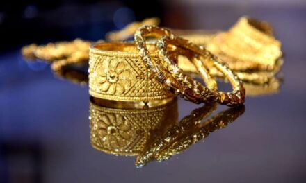 മകളുടെ കാമുകനൊപ്പം ഒളിച്ചോടാൻ അമ്മയുടെ മാസ്റ്റർ പ്ലാൻ :  സ്വന്തം വീട്ടിൽ നിന്ന് യുവതി മോഷ്ടിച്ചത് 10 ലക്ഷത്തിന്റെ ആഭരണം : വീട്ടമ്മ അറസ്റ്റിൽ