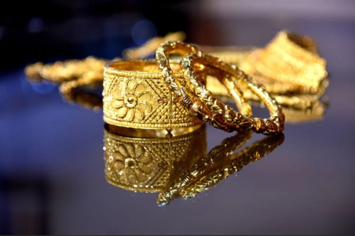 മകളുടെ കാമുകനൊപ്പം ഒളിച്ചോടാൻ അമ്മയുടെ മാസ്റ്റർ പ്ലാൻ :  സ്വന്തം വീട്ടിൽ നിന്ന് യുവതി മോഷ്ടിച്ചത് 10 ലക്ഷത്തിന്റെ ആഭരണം : വീട്ടമ്മ അറസ്റ്റിൽ