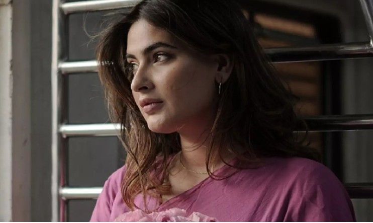 തന്റെ സുഹൃത്തുക്കള്‍ക്ക് കയറാന്‍ പറ്റിയില്ല; ഓടുന്ന ട്രെയിനിൽ നിന്നും പുറത്തേക്ക് ചാടി നടി കരിഷ്മ ശര്‍മയ്ക്ക് ഗുരുതരപരുക്ക്