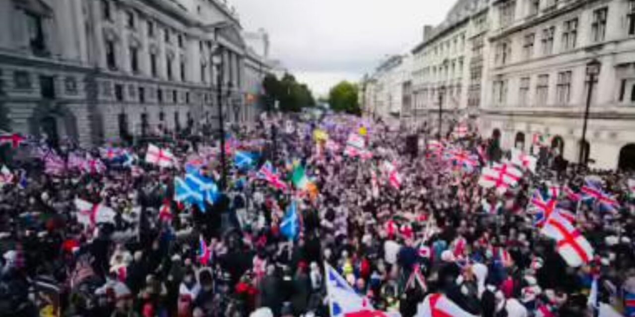 ലണ്ടൻ നഗരത്തെ നിശ്ചലമാക്കിയ  വൻ കുടിയേറ്റ വിരുദ്ധ റാലി അക്രമാസക്തമായി : നിരവധി പേർക്ക് പരിക്ക്