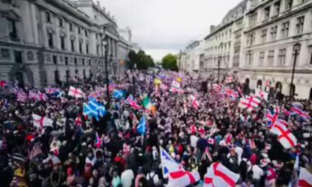 ലണ്ടൻ നഗരത്തെ നിശ്ചലമാക്കിയ  വൻ കുടിയേറ്റ വിരുദ്ധ റാലി അക്രമാസക്തമായി : നിരവധി പേർക്ക് പരിക്ക്