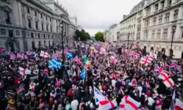 ലണ്ടൻ നഗരത്തെ നിശ്ചലമാക്കിയ  വൻ കുടിയേറ്റ വിരുദ്ധ റാലി അക്രമാസക്തമായി : നിരവധി പേർക്ക് പരിക്ക്