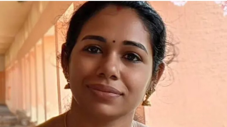 കണ്ണൂരിൽ കാറും മിനി ലോറിയും കൂട്ടിയിടിച്ച് അധ്യാപികയ്ക്ക് ദാരുണാന്ത്യം; ഭർത്താവിനും കുട്ടികൾക്കും പരുക്ക്