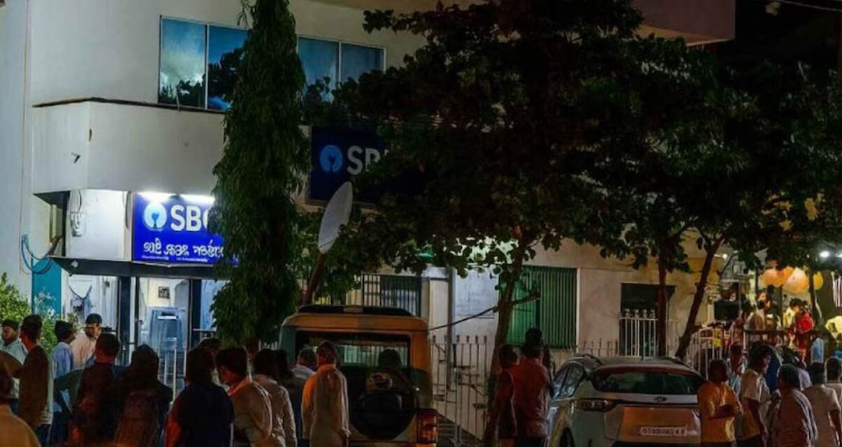 കർണാടകയിൽ ജീവനക്കാരെ കെട്ടിയിട്ട് 8 കോടിയുടെ ബാങ്ക് കൊള്ള :  മോഷ്ടാക്കളുടെ കാർ  കണ്ടെത്തി